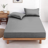 Drap housse percale gris clair installé sur le lit 