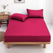 Drap housse fuchsia 120x190 cm installé sur un lit