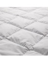 Zoom sur couette naturelle en plume 240x260