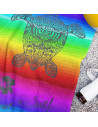 Drap de plage dessin tortue sur fond Multicolore sur la plage