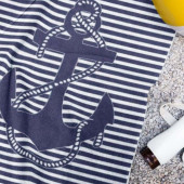 serviette ancre marine sur la plage