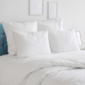 oreillers sensation duvet posé sur un lit
