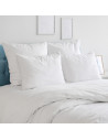 oreillers sensation duvet posé sur un lit