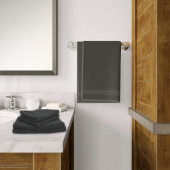 Draps de bain par lot de 5 coton et bambou déposés dans une salle de bain anthracite