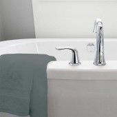 Lot de deux serviettes 100% coton 100x150 cm 600grammes/m² posées sur baignoire gris foncé