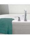Lot de deux serviettes 100% coton 100x150 cm 600grammes/m² posées sur baignoire vert sauge