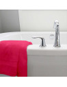 Lot de deux serviettes 100% coton 100x150 cm 600grammes/m² posées sur baignoire fuchsia