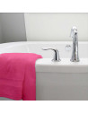 Lot de deux serviettes 100% coton 100x150 cm 600grammes/m² posées sur baignoire rose clair