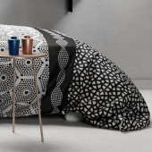 Détail du motif graphique noir et blanc de la housse de couette Pavage 220x240 cm coton 57 fils