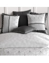Housse de couette 220x240 Casta noir et blanc avec deux taies d'oreiller assorties.